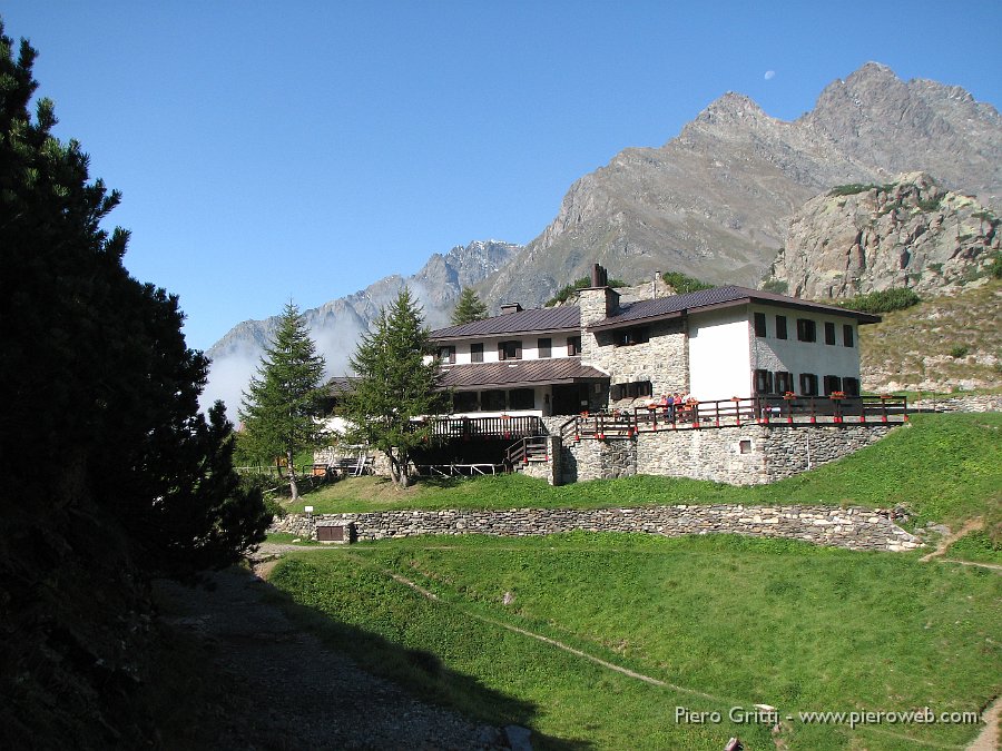 maslnaa-curo 048.jpg - Il Rifugio Curò (1915 m) del CAI di Bergamo, moderno e capiente (100 posti letto) - Alle spalle il Pizzo di Coca (3060 m.)